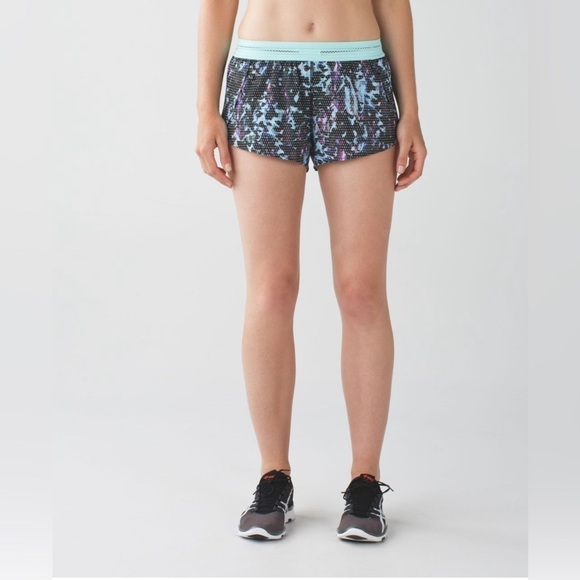 Lululemon Split Second Shorts in Floral Sport Tranquil Blue Multi - Picture 1 of 10